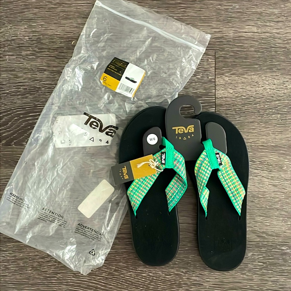 BNWT Teva Voya - Size 6